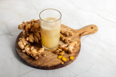 Sindirim için zencefil suyu, kilo kaybı, bağışıklık artırıcı, soğuk ferahlık, detoks, enerji, metabolizma, enfeksiyon önleyici, cilt parlatıcısı, sağlık, doğal iyileşme, zindelik, beslenme ve sağlık faydaları.