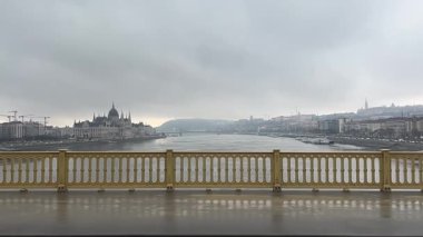 Budapeşte Tuna manzaralı yavaş çekim video, köprüde hareket ediyor, araba penceresinden manzaralı. Yüksek kalite 4k görüntü
