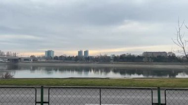 Kış aylarında ya da ilkbahar başlarında araba camından çekilen yavaş çekim yatay video. Yüksek kalite 4k görüntü