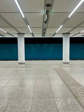 Metro istasyonunun içini modern tarzda döşemesi kör insanlar için döşenmiş. Yüksek kalite fotoğraf