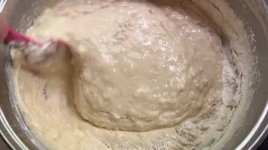 Kadın ev yapımı ekmek, erken aşamalar, sıvı hamur için hamur hazırlıyor. Üst görünüm kapalı. Yüksek kalite 4k görüntü