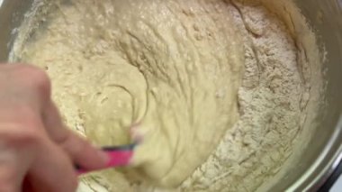 Kadın ev yapımı ekmek, erken aşamalar, sıvı hamur için hamur hazırlıyor. Üst görünüm kapalı. Yüksek kalite 4k görüntü