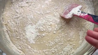 Kadın ev yapımı ekmek, erken aşamalar, sıvı hamur için hamur hazırlıyor. Üst görünüm kapalı. Yüksek kalite 4k görüntü