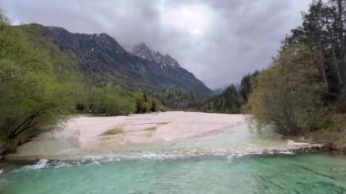 Dağlardan akan berrak mavi su nehri. Slovenya Alpleri manzarası. Yüksek kalite 4k görüntü
