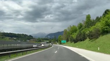Slovenya manzarası bulutlu gökyüzü ve önü araba penceresinden görünen dağlar. - Evet. Yüksek kalite 4k görüntü