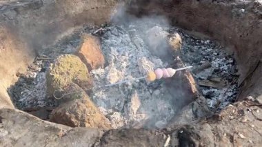 Açık havada şenlik ateşinde marşmelov kızartıyorum. Yüksek kalite 4k görüntü