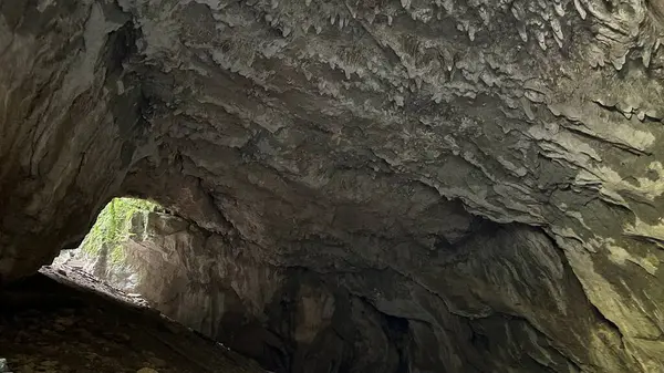 Kayalık duvarların yatay arka planı ve mağara girişi, içeriden görüntü. Yüksek kalite fotoğraf