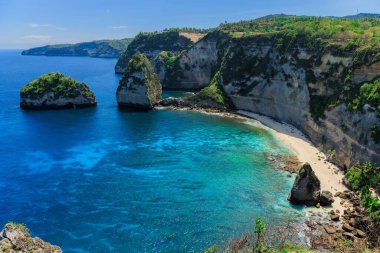 Mavi okyanuslu elmas plajı, Nusa Penida 'daki manzaralı kıyı şeridi.