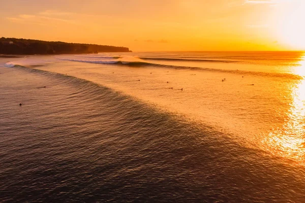 暖かい日没でサーフィン波の空中ビュー バリ島の完璧なうねりのライン — ストック写真