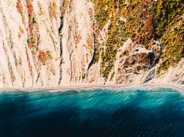 Vista Aérea Costa Rochosa Com Penhasco Mar Com Ondas — Fotografia de Stock