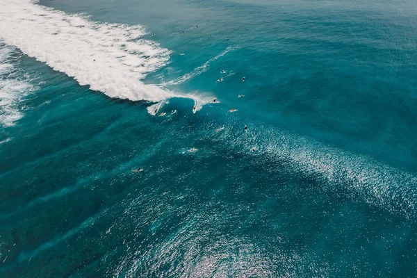 Letecký Pohled Surfováním Ideální Vlně Perfektní Vlny Surfaři Oceánu — Stock fotografie