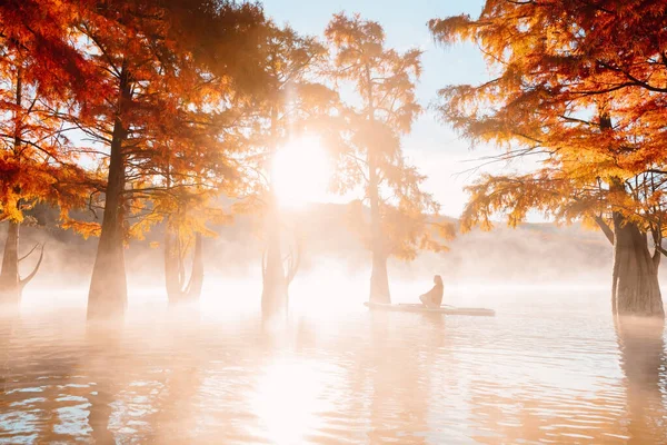 Mujer Relajándose Sobre Tabla Paddle Lago Con Niebla Matutina Sol — Foto de Stock