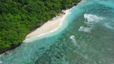 Bali 'de turkuaz tropikal okyanusu olan güzel bir sahil. Hava görünümü
