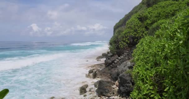 Tropická Pláž Pískem Kameny Písečná Pláž Modrý Oceán Velkými Vlnami — Stock video