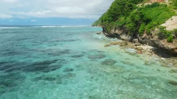 Schöne Klippen Mit Türkisfarbenem Transparentem Meer Luftaufnahme — Stockvideo