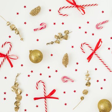 Noel kompozisyonu. Dekorasyon, konfeti ve baston şekerlerle. Düz yerde, üst tarafta. Yeni yıl kutlaması