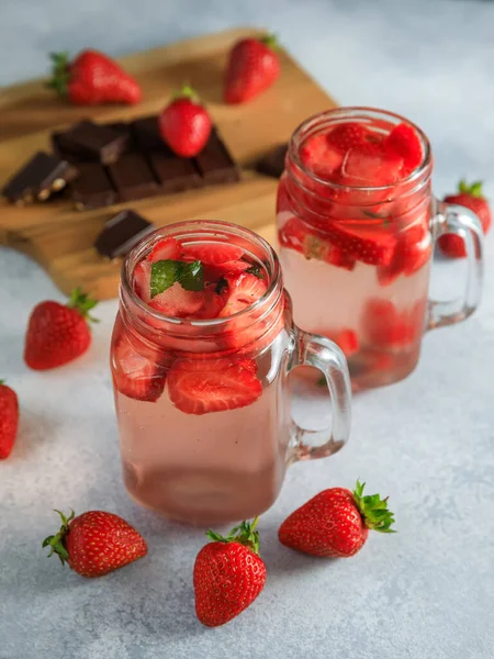 Leckeres Getränk Aus Erdbeeren Und Holzbrett Mit Dunkler Schokolade — Stockfoto
