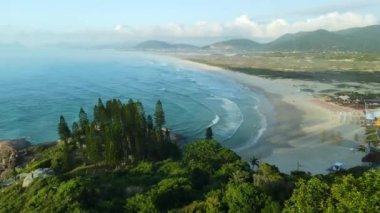 Manzaralı okyanus sahilleri ve Brezilya 'da gün doğumunda dalgalar. Hava görünümü