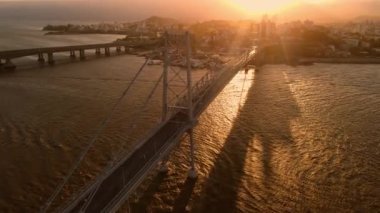 Florianopolis, Brezilya 'da günbatımı tonları ile Hercilio luz kablo köprüsü. Hava görünümü