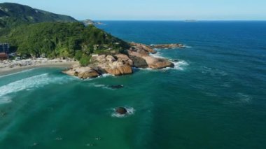 Floripa, Brezilya 'da kayaları ve Atlantik okyanusu olan popüler bir plaj. Hava görünümü
