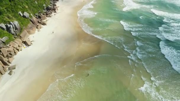 在巴西 沙滩上有岩石和海浪 普拉亚鼹鼠的空中景观 — 图库视频影像