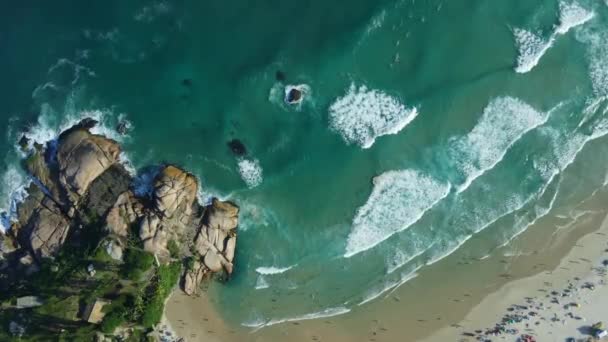 Playa Joaquina Con Rocas Océano Con Olas Brasil Vista Aérea — Vídeos de Stock