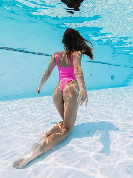 Приваблива Жінка Рожевим Бікіні Позує Під Водою Басейні Красива Дівчина — стокове фото