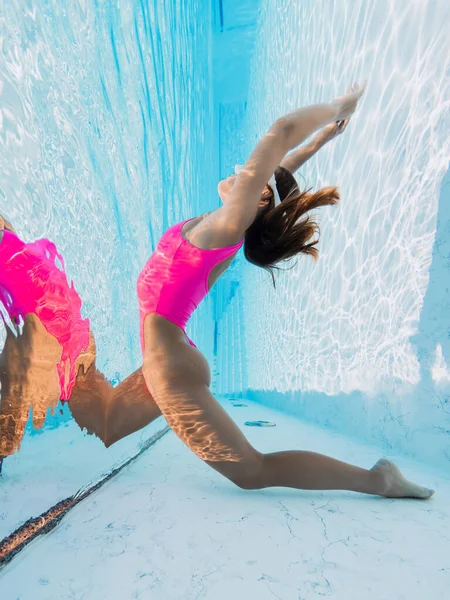 Mujer Deportiva Traje Baño Sexy Rosa Posando Bajo Agua Piscina — Foto de Stock