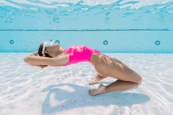 Спортивна Жінка Рожевому Купальнику Позує Під Водою Басейні — стокове фото