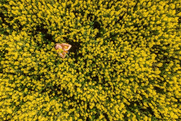 Açan Kolza Tohumu Tarlasında Bir Kadın Sarı Çiçekler Mutlu Bir — Stok fotoğraf