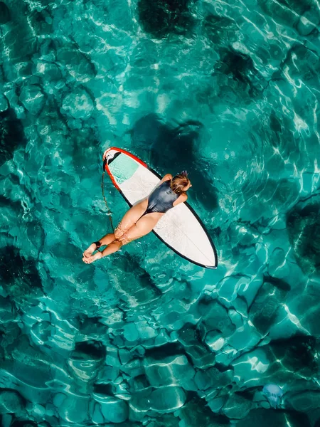 Attrayant Surfeur Femme Flottant Sur Planche Surf Dans Océan Tropical — Photo