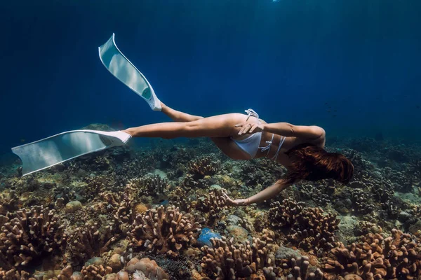 Жінка Звільняє Ковзання Білими Плавцями Над Коралами Звільнення Глибокому Океані — стокове фото