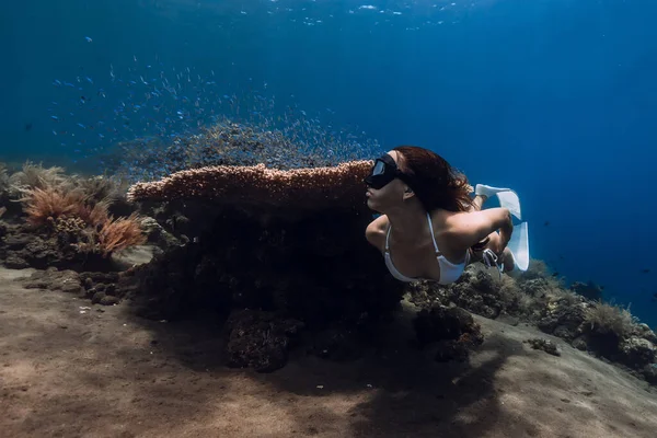 Жінка Вільно Плавала Біля Великого Коралу Звільнення Глибокому Океані — стокове фото