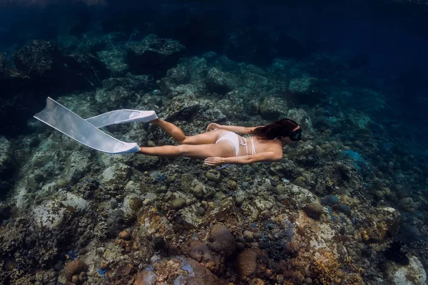 Жінка Вільний Дайвер Білому Бікіні Білими Плавцями Ковзає Над Коралами — стокове фото