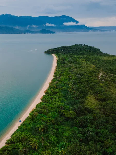 Plaża Górami Zachmurzone Niebo Florianopolis Brazylia Widok Lotu Ptaka — Zdjęcie stockowe
