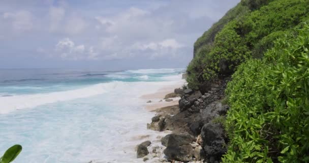 バリ島の岩と青い海の熱帯ビーチ — ストック動画