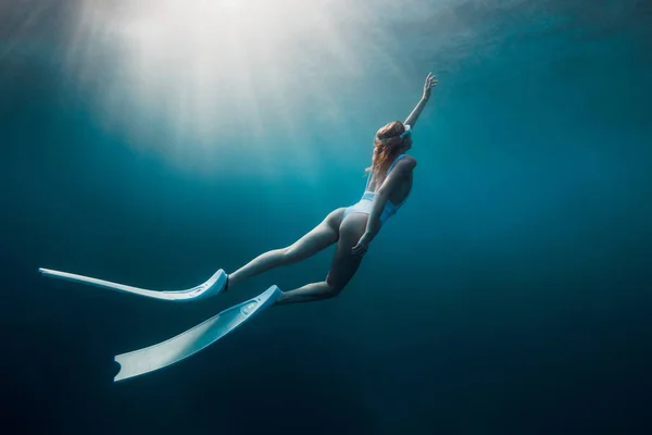 Kobieta Freediver Białymi Płetwami Pod Wodą Freediving Piękną Dziewczyną Oceanie — Zdjęcie stockowe