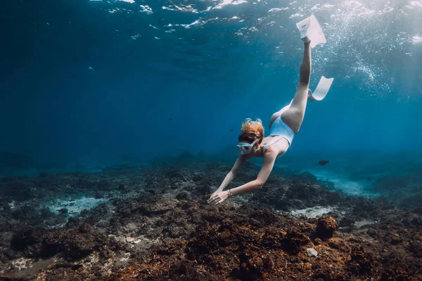 Freitaucherin Weißer Badebekleidung Taucht Mit Flossen Über Korallen Freitauchen Tropischen — Stockfoto