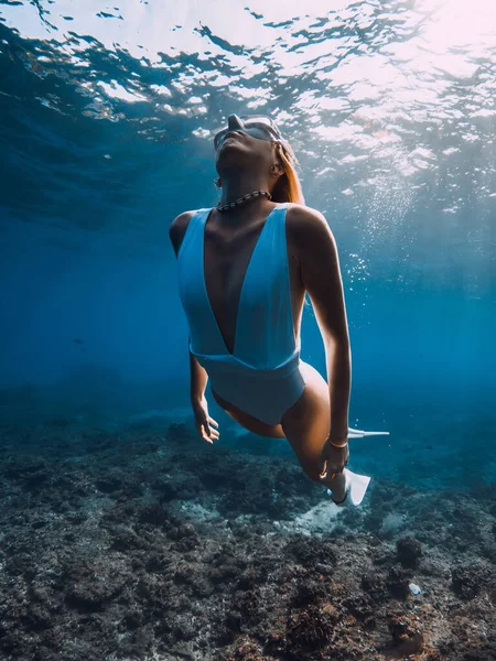 Woman Freediver Glides Fins Corals Freediving Beautiful Sunlight Blue Ocean — Stock Photo, Image
