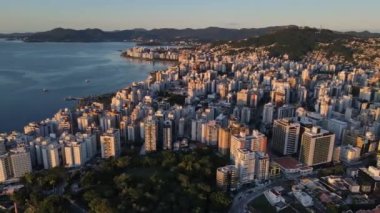 Florianopolis şehir merkezindeki gün batımının hava görüntüsü. Gün batımında kentsel mimari manzara