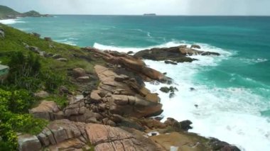 Sahilde kayalar ve dalgalı okyanuslar. Deniz manzarasının havadan görünüşü