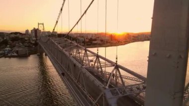 Hercilio luz kablo köprüsü Florianopolis, Brezilya 'da gün batımında. Hava görünümü