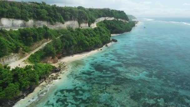令人惊叹的悬崖海岸线与海滩和蓝色的海洋在巴厘岛 空中景观 — 图库视频影像
