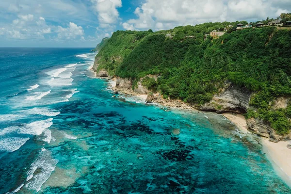 Krásné Pobřeží Tyrkysovým Oceánem Zelenými Útesy Bali Letecký Pohled — Stock fotografie