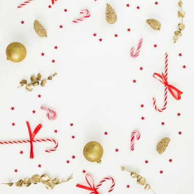 Ağaç süslemeli Noel çerçevesi, kırmızı konfeti ve şeker kamışı. Düz yerde, üst tarafta. Yeni yıl kutlaması