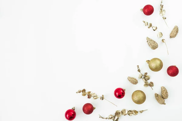 Weihnachtskomposition Mit Goldenem Und Rotem Baumschmuck Auf Weißem Hintergrund Flache — Stockfoto