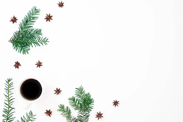 Boże Narodzenie Koncepcja Gałązek Jodły Zimowej Filiżanką Kawy Anyżem Białym — Zdjęcie stockowe