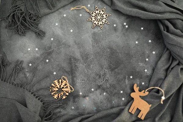 Новогодняя Скандинавская Рамка Рождественский Декор Серой Тканью Темном Фоне Плоский — стоковое фото