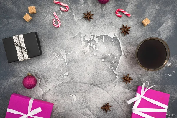 Weihnachtsrahmenkomposition Mit Kaffeetasse Süßigkeiten Und Geschenkschachteln Auf Dunklem Hintergrund Flache — Stockfoto
