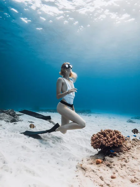 Mulher Livre Posando Fundo Mar Arenoso Com Barbatanas Havaí — Fotografia de Stock